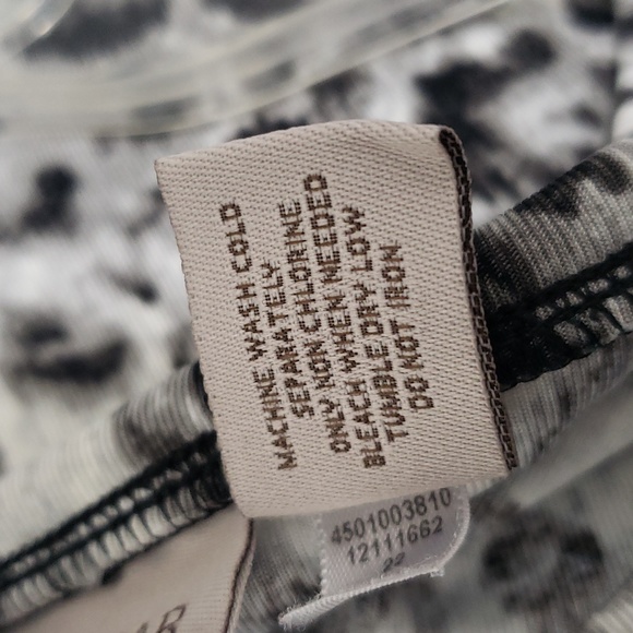 NWOT Chico's Easy to Wear No Iron 3/4 Sleeve Snow Leopard Print Top - Picture 6 of 6